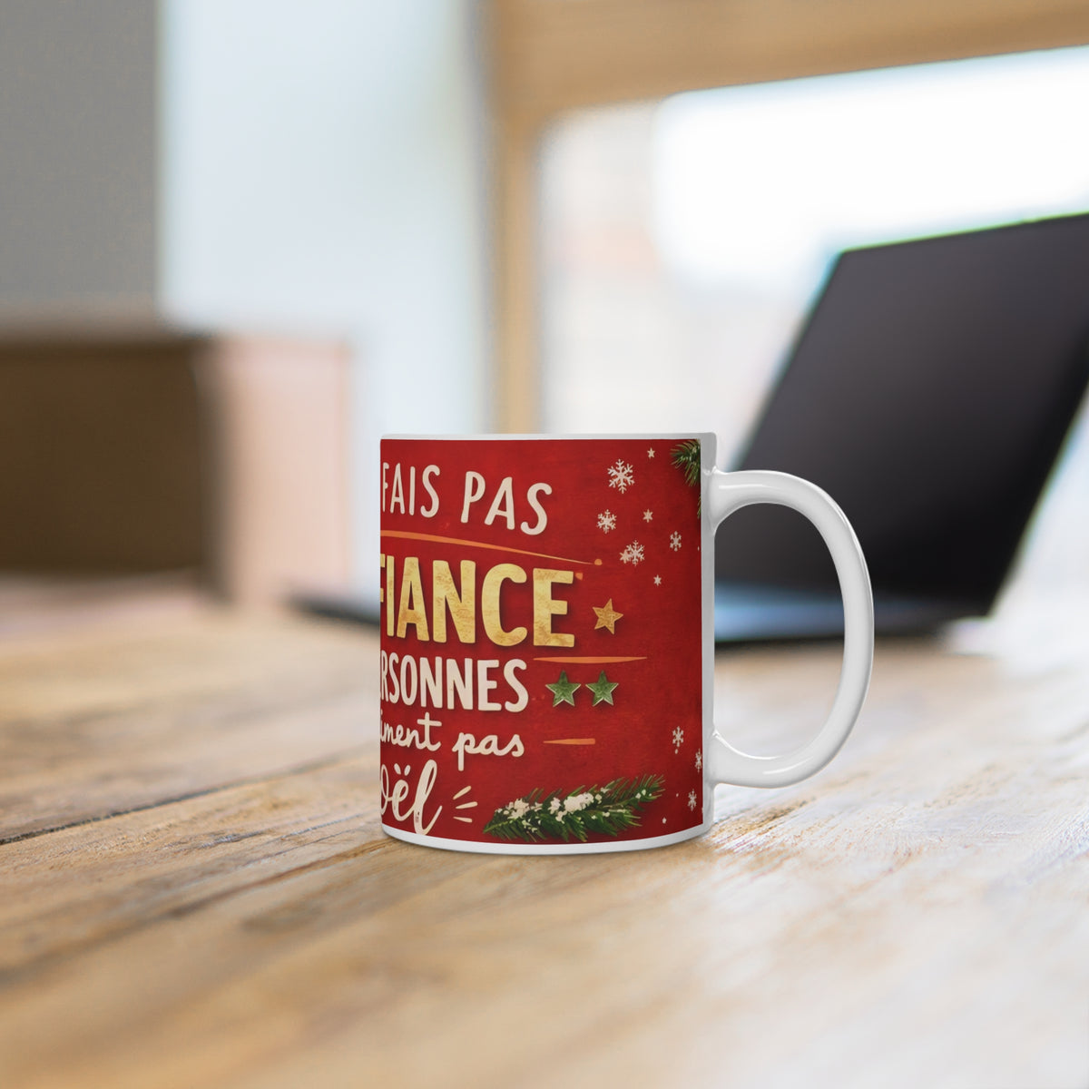 Christmas Ceramic Mug — "Je ne fais pas confiance aux personnes qui n’aiment pas Noël"